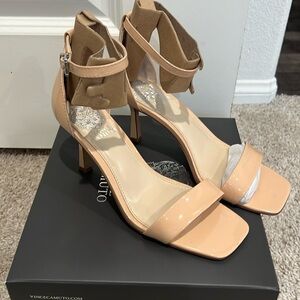 Vince Camuto size 61/2  patent kitten heels